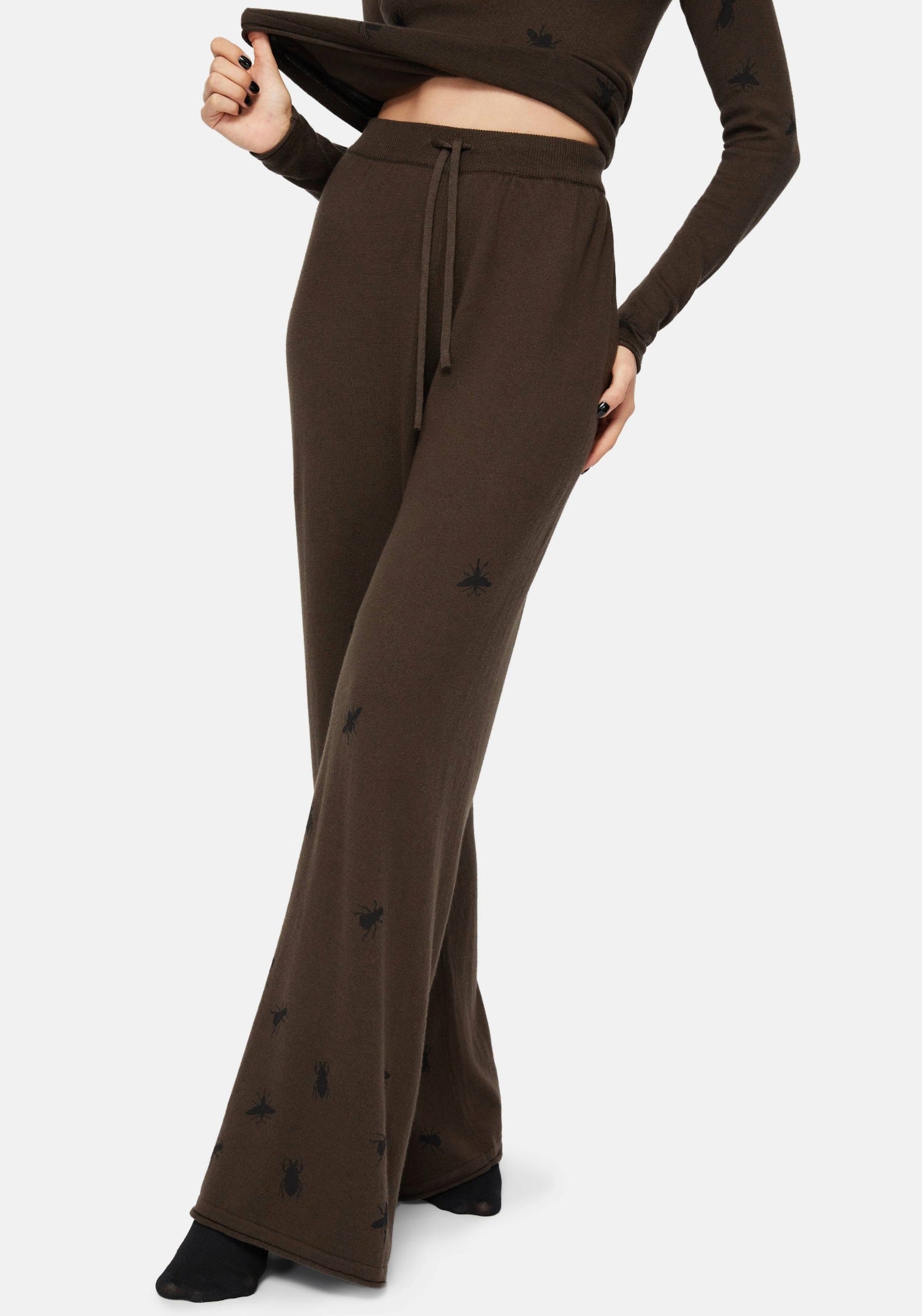 KN2761-UK6_MYTHIDRABUGPRINTEDLOUNGESETTROUSER_1CROP
