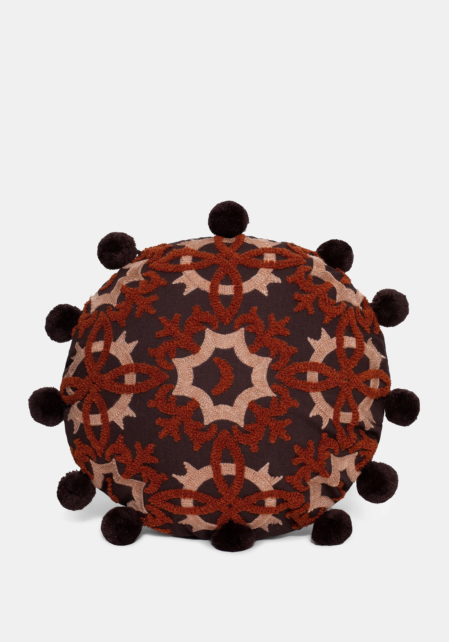 SF3087_ASHWYNWITCHESTILEROUNDPOMPOMCUSHION_002