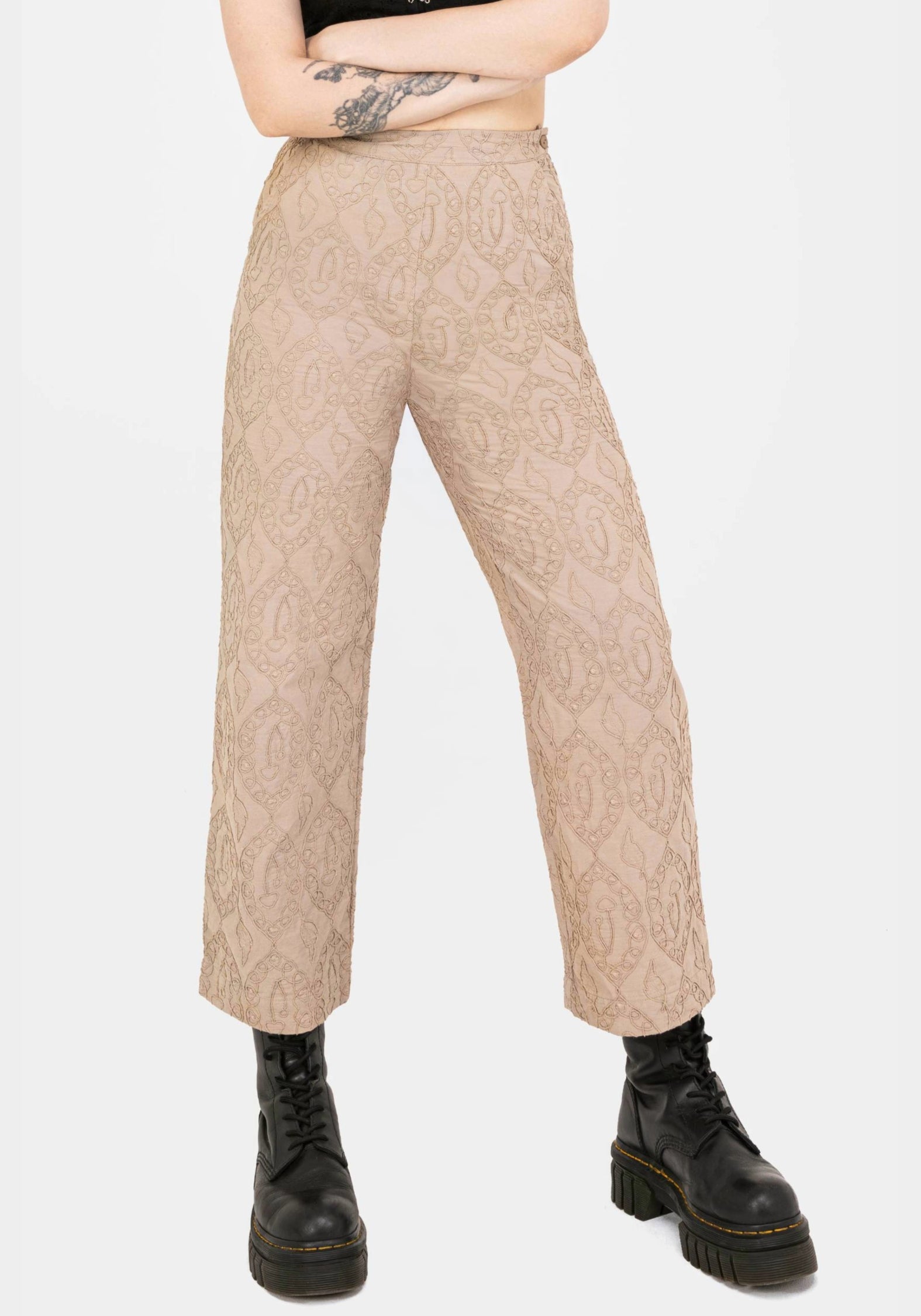 SS25BT1484_SUMACOTTONTEXTUREDPULLONTAPEREDTROUSER_005CROP_1