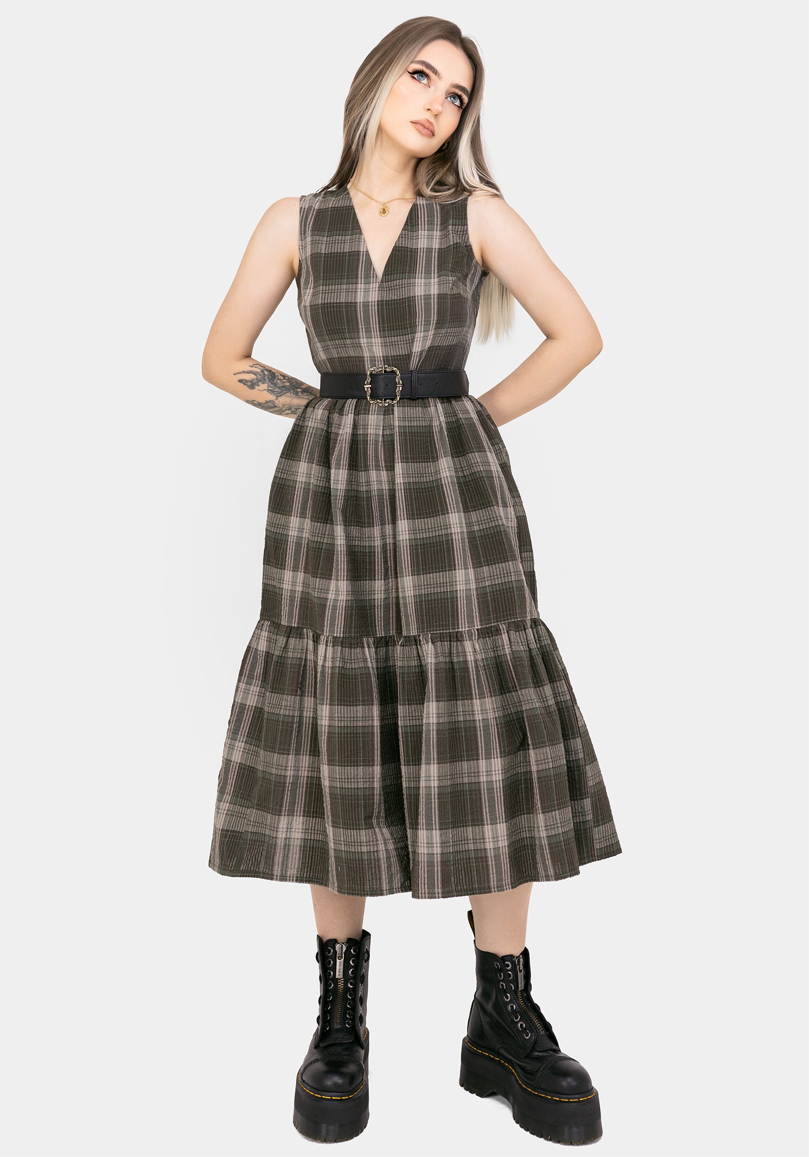 SS25DR1324_CLARACOTTONCHECKSLEEVELESSTIEREDSMOCKMIDIDRESS_009